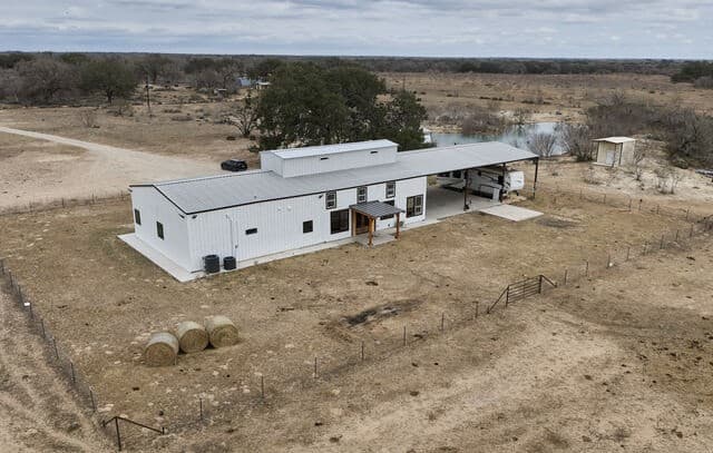 7-bedroom rental at 3169 Schuettig in Poteet, TX — photo 5