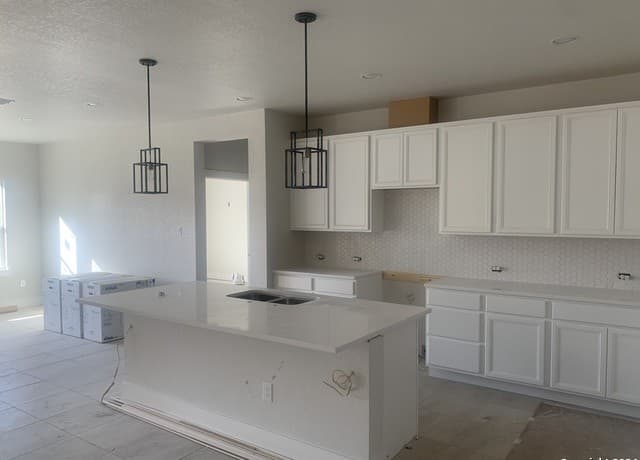 5-bedroom rental at 26011 Cotaco Creek in Boerne, TX — photo 4
