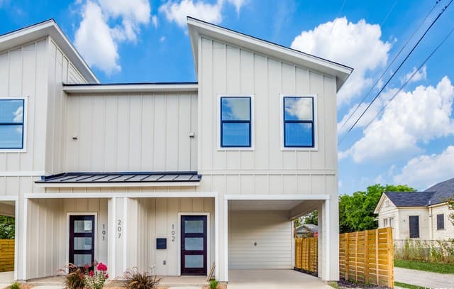3-bedroom rental at 207 Gravel B St Unit 102 in San Antonio, TX — photo 3