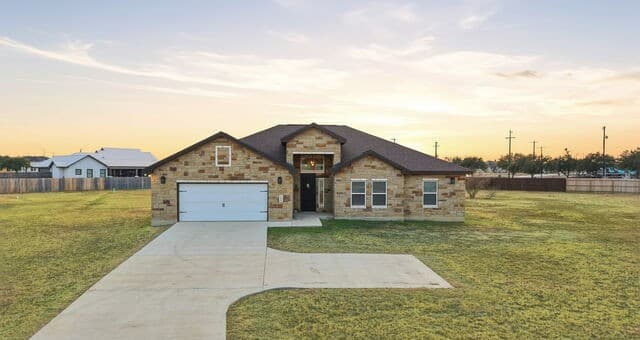 Home for sale at 100 W Short Meadow in Lytle, TX — photo 4