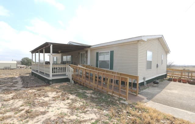 Home for sale at 133 Oak View in La Vernia, TX — photo 2