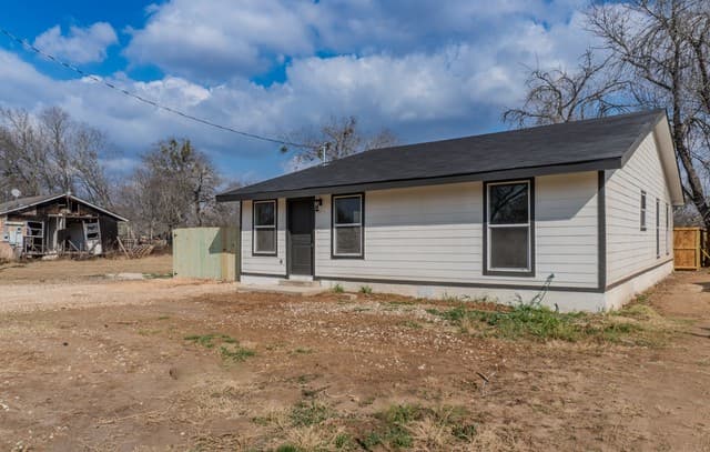 3-bedroom rental at 1214 Hough in Adkins, TX — photo 2