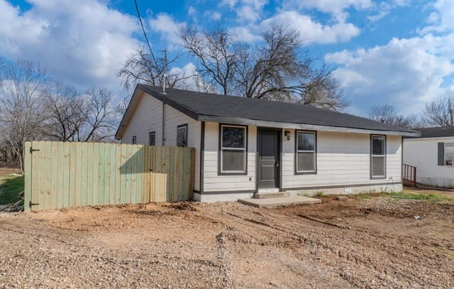 3-bedroom rental at 1214 Hough in Adkins, TX — photo 3