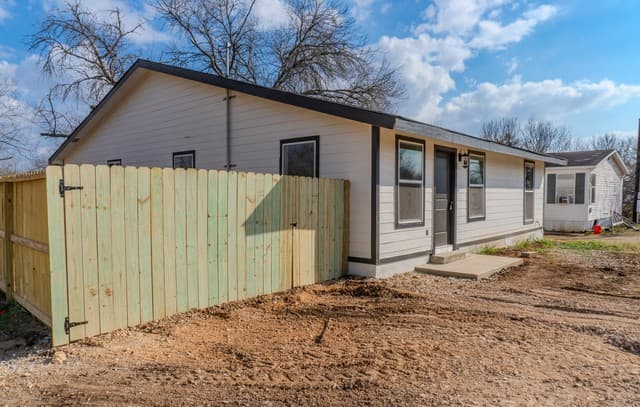 3-bedroom rental at 1214 Hough in Adkins, TX — photo 4