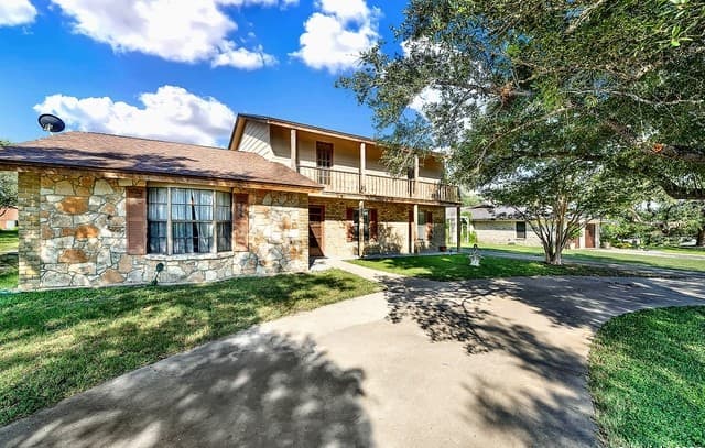 4-bedroom rental at 603 N Rachel St in Falls City, TX — photo 2