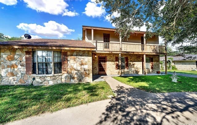 4-bedroom rental at 603 N Rachel St in Falls City, TX — photo 3