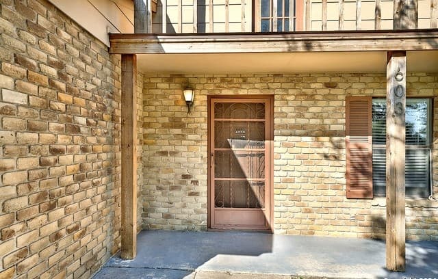4-bedroom rental at 603 N Rachel St in Falls City, TX — photo 4