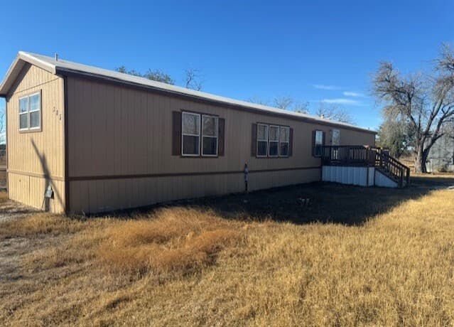3-bedroom rental at 385 County Road 5719 in Devine, TX — photo 2