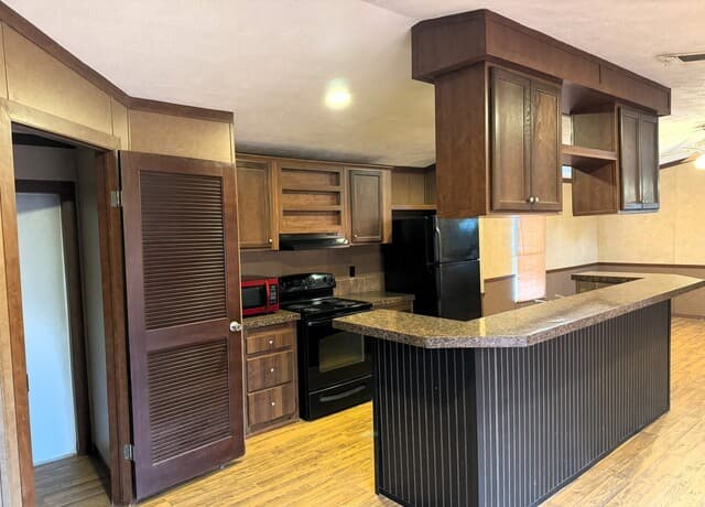 3-bedroom rental at 385 County Road 5719 in Devine, TX — photo 4
