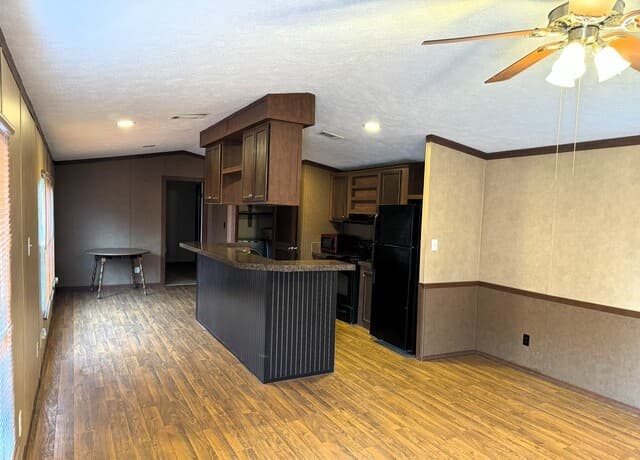 3-bedroom rental at 385 County Road 5719 in Devine, TX — photo 5