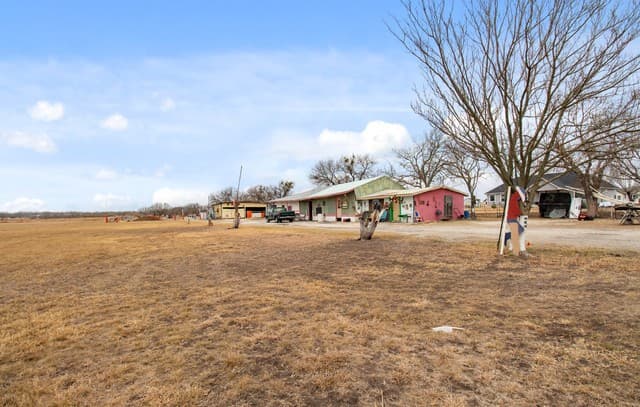 rental at 1140 County Road 6710 in Natalia, TX — photo 3