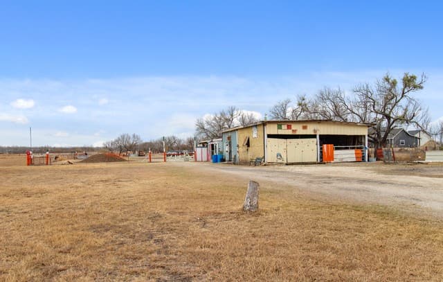 rental at 1140 County Road 6710 in Natalia, TX — photo 4
