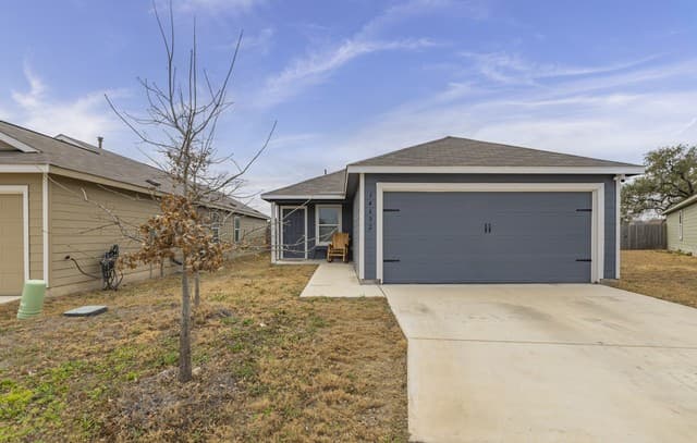 3-bedroom rental at 14632 Cregg Mill in San Antonio, TX — photo 2