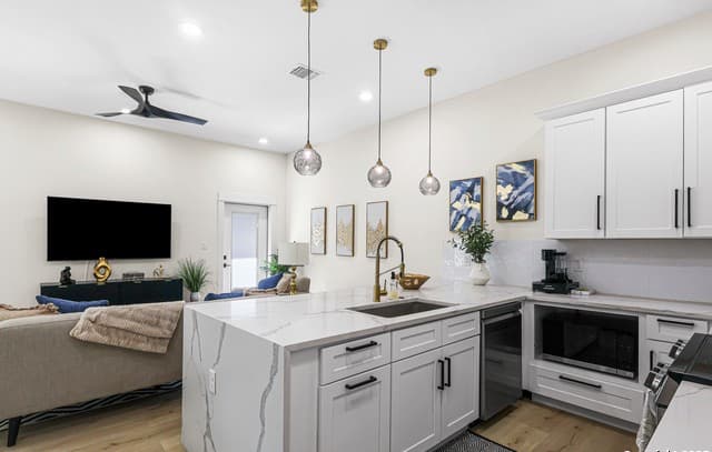3-bedroom rental at 1021 S Hackberry Unit 201 in San Antonio, TX — photo 4