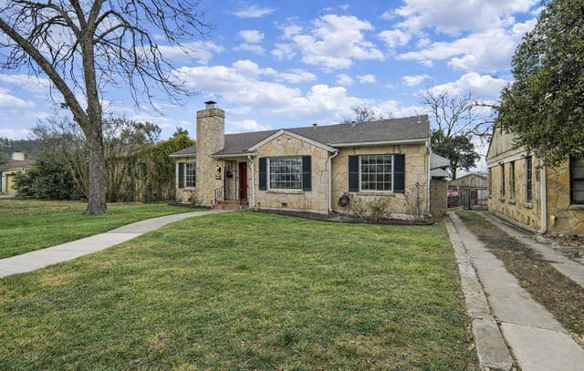 4-bedroom rental at 336 North in San Antonio, TX — photo 2