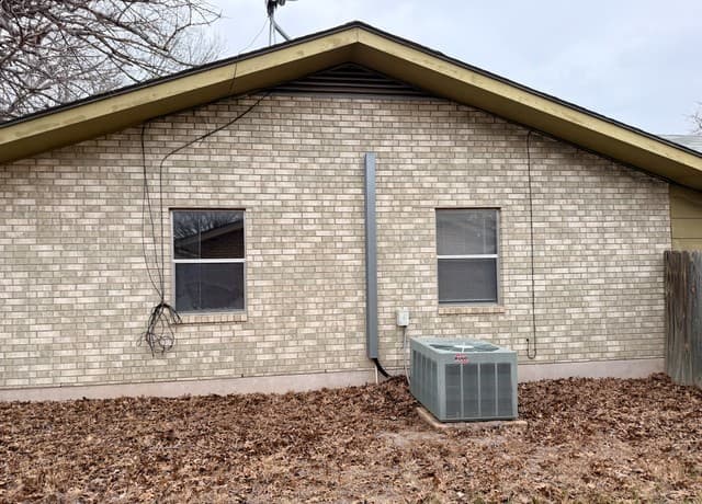 Home for sale at 607 N Bowie in Fredericksburg, TX — photo 4