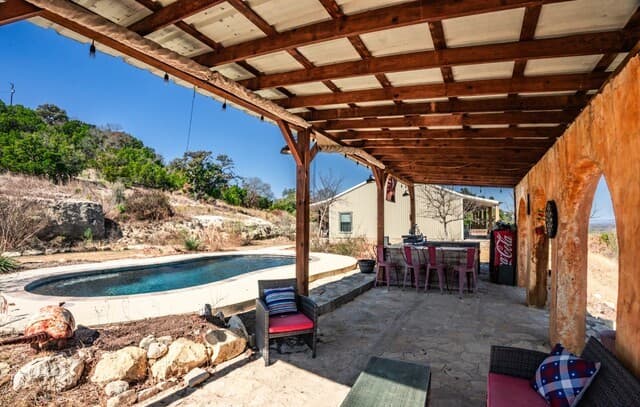 3-bedroom rental at 1079 County Road 357 in Utopia, TX — photo 5
