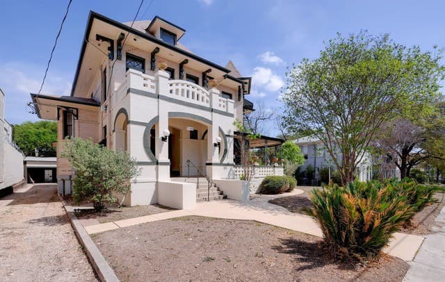 5-bedroom rental at 109 E Woodlawn in San Antonio, TX — photo 2