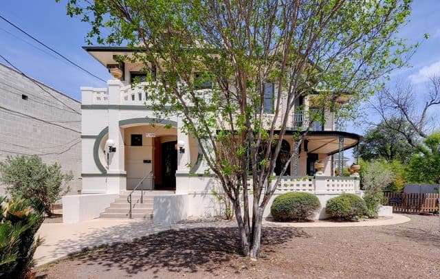5-bedroom rental at 109 E Woodlawn in San Antonio, TX — photo 3