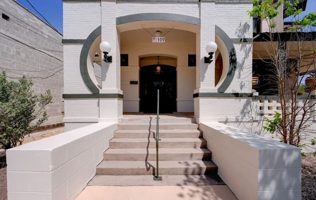 5-bedroom rental at 109 E Woodlawn in San Antonio, TX — photo 5