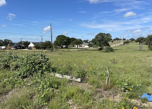 rental at 401 Shady Ln in La Vernia, TX — photo 3
