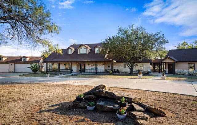 4-bedroom home for sale at 765 E Loop 1604 in St Hedwig TX