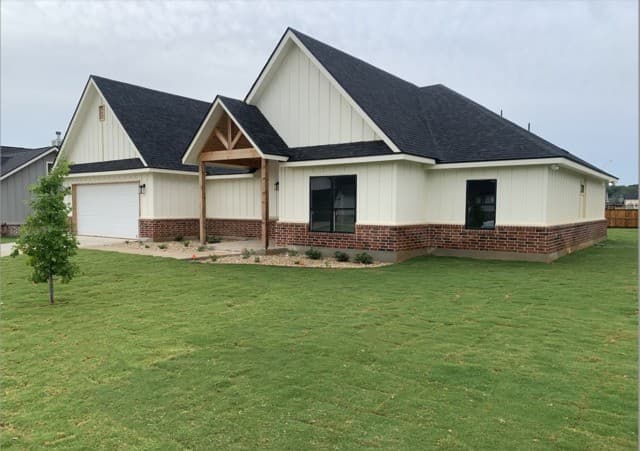 4-bedroom rental at 109 W Magnolia Cir in La Vernia, TX — photo 2