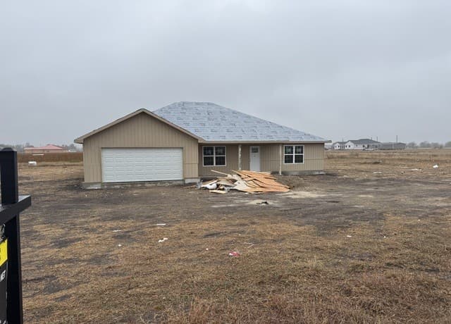 3-bedroom rental at 472 County Road 679 in Natalia, TX — photo 2