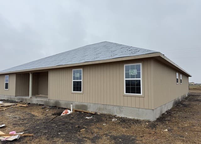 3-bedroom rental at 472 County Road 679 in Natalia, TX — photo 3