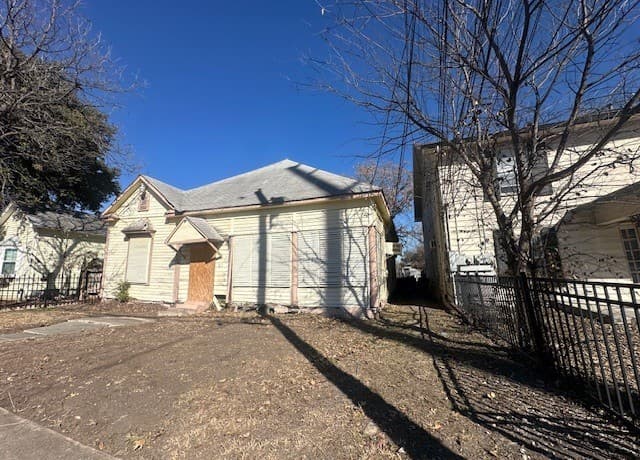 3-bedroom rental at 1107 Burnet in San Antonio, TX — photo 3