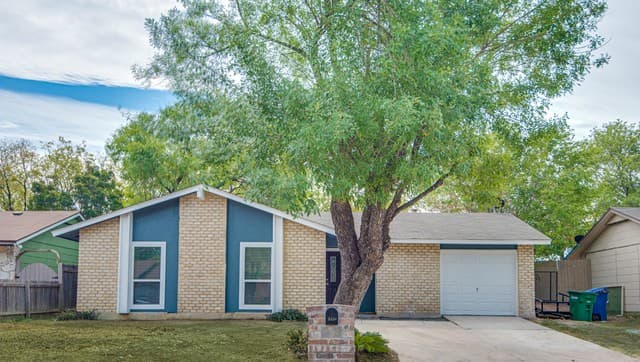 4-bedroom rental at 5230 Village in San Antonio, TX — photo 2
