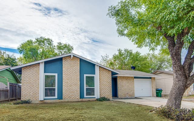4-bedroom rental at 5230 Village in San Antonio, TX — photo 4