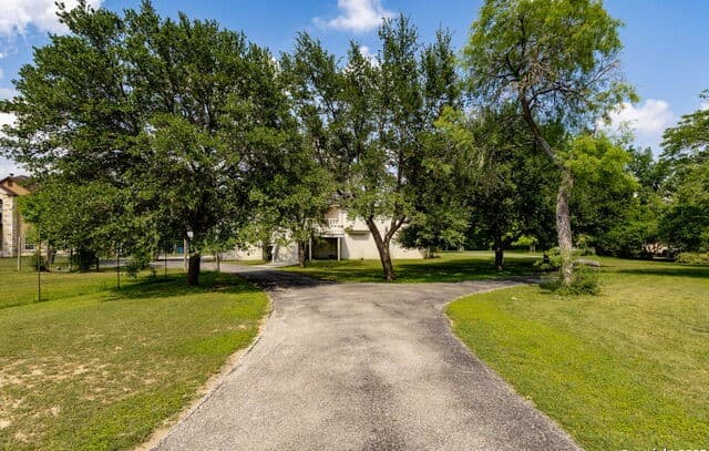 4-bedroom rental at 1434 Whispering Water in Spring Branch, TX — photo 5