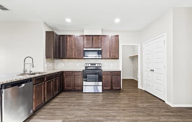 4-bedroom rental at 9419 Trap Rock in San Antonio, TX — photo 5