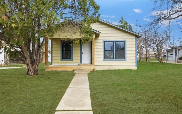 3-bedroom rental at 1521 B Street in Floresville, TX — photo 1