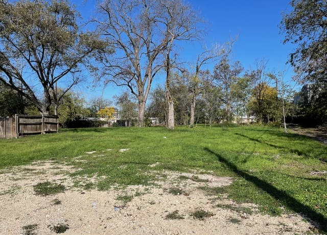 rental at 1038 Dawson St in San Antonio, TX — photo 4