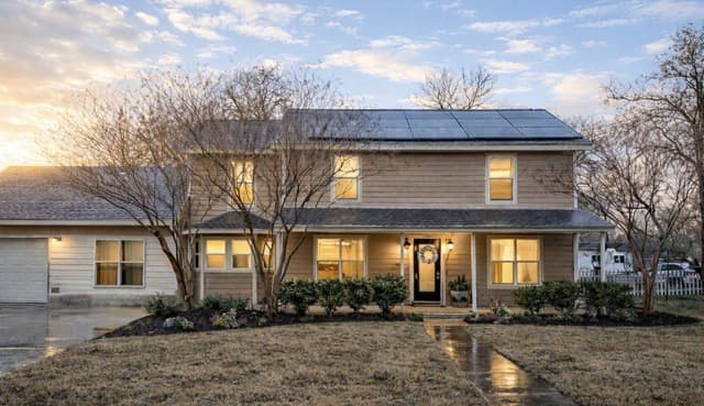 4-bedroom rental at 306 Flores Oaks in Floresville, TX — photo 1