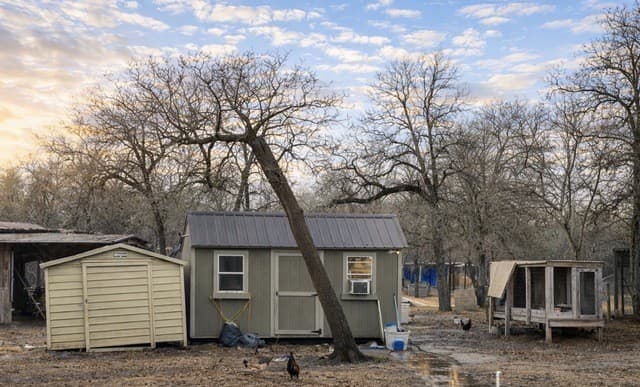 4-bedroom rental at 306 Flores Oaks in Floresville, TX — photo 5