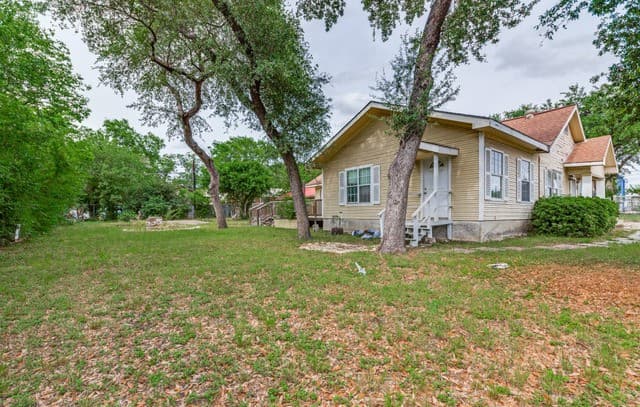 3-bedroom rental at 1503 Chihuahua in San Antonio, TX — photo 4