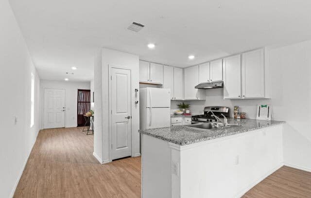 4-bedroom rental at 4530 Glades Way in San Antonio, TX — photo 3