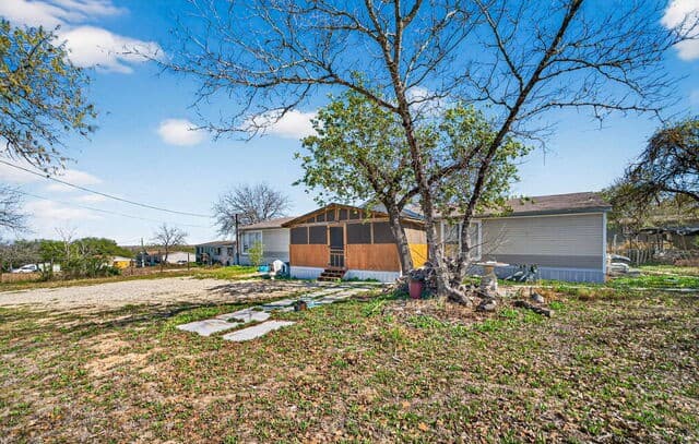 3-bedroom rental at 21960 Priest Rd in Elmendorf, TX — photo 2