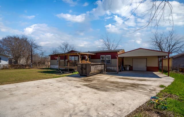 3-bedroom rental at 218 W 2nd St in Elmendorf, TX — photo 2