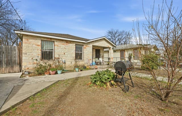 3-bedroom rental at 1511 19th in San Antonio, TX — photo 3