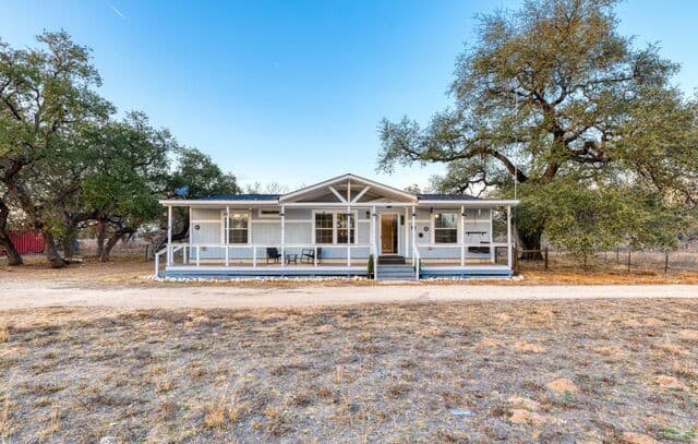 6-bedroom rental at 2383 Tomblin in Bigfoot, TX — photo 1