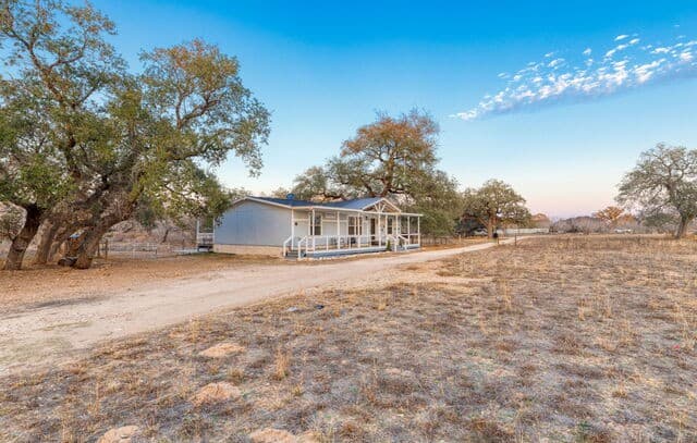 6-bedroom rental at 2383 Tomblin in Bigfoot, TX — photo 2