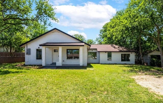 3-bedroom home for sale at 1312 C St in Floresville TX