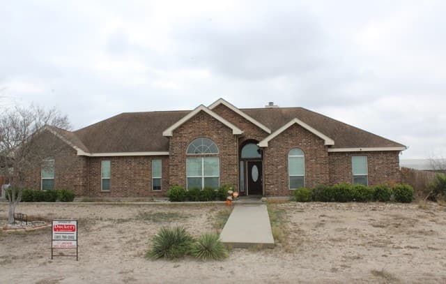 3-bedroom rental at 137 Lakeview Trace in Three Rivers, TX — photo 1