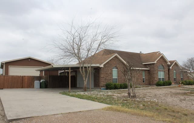3-bedroom rental at 137 Lakeview Trace in Three Rivers, TX — photo 2