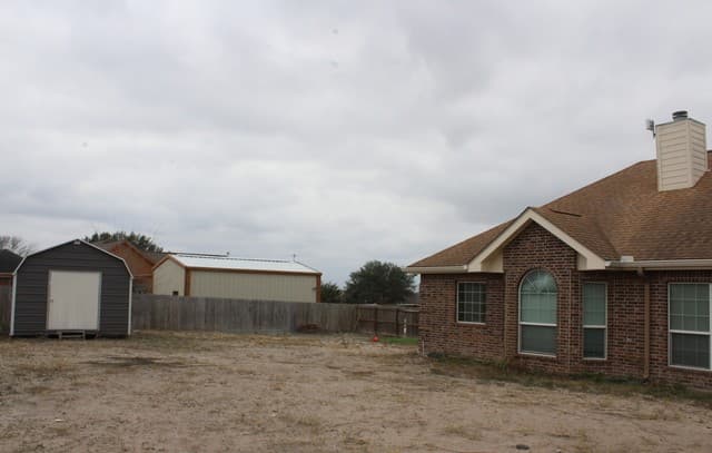 3-bedroom rental at 137 Lakeview Trace in Three Rivers, TX — photo 3