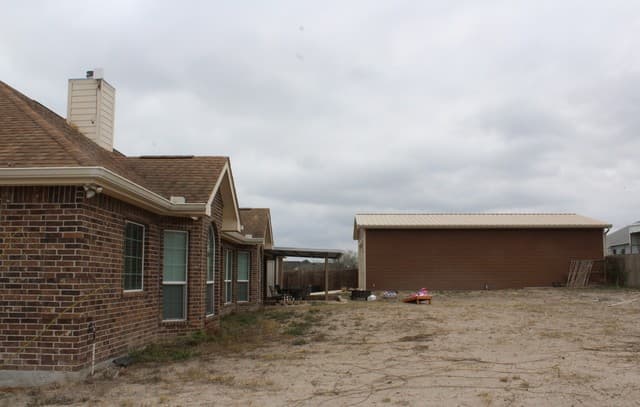 3-bedroom rental at 137 Lakeview Trace in Three Rivers, TX — photo 4